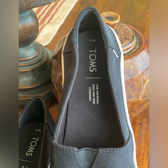 EUC TOMS Slip On Sneakers - Picture 8 of 8